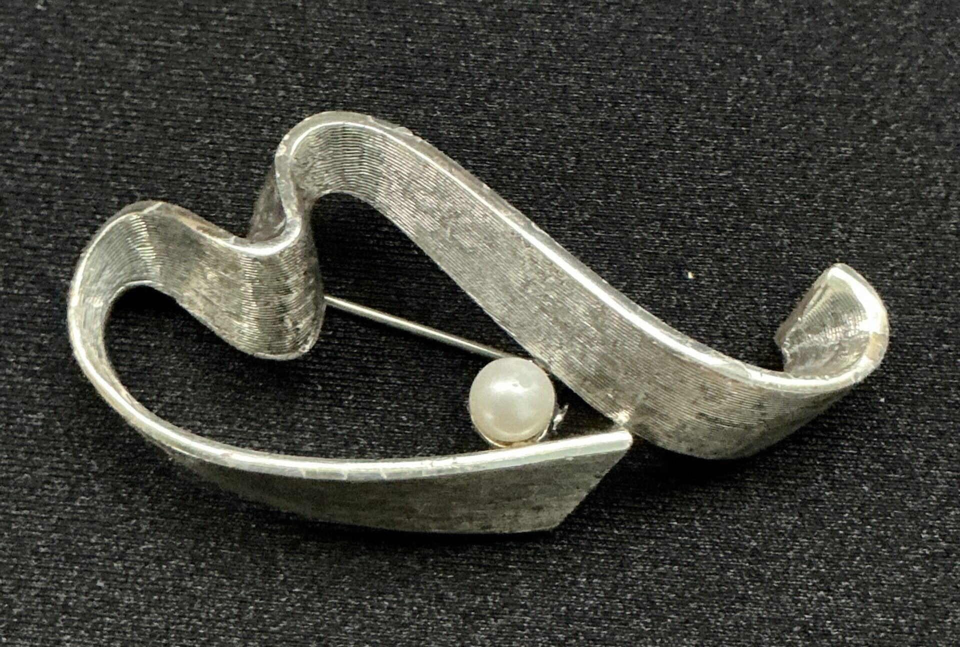 Vintage Signed Tortolani Pearl Brooch Silver Tone Modernist Heart Pin - Image 2