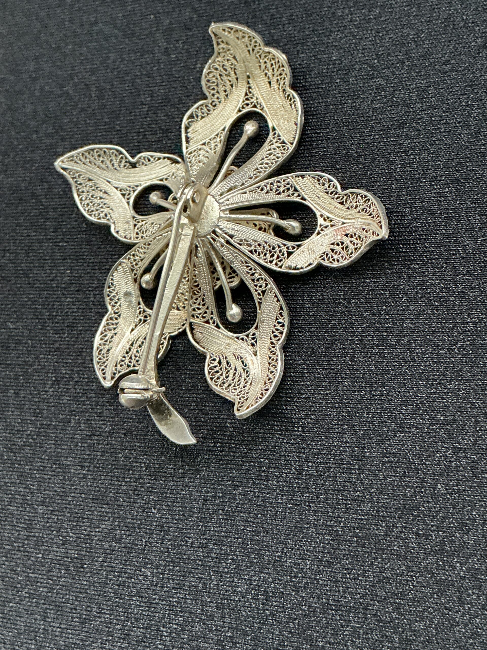 Title Vintage Filigree Flower Brooch Silver Tone Floral Pin - Image 4