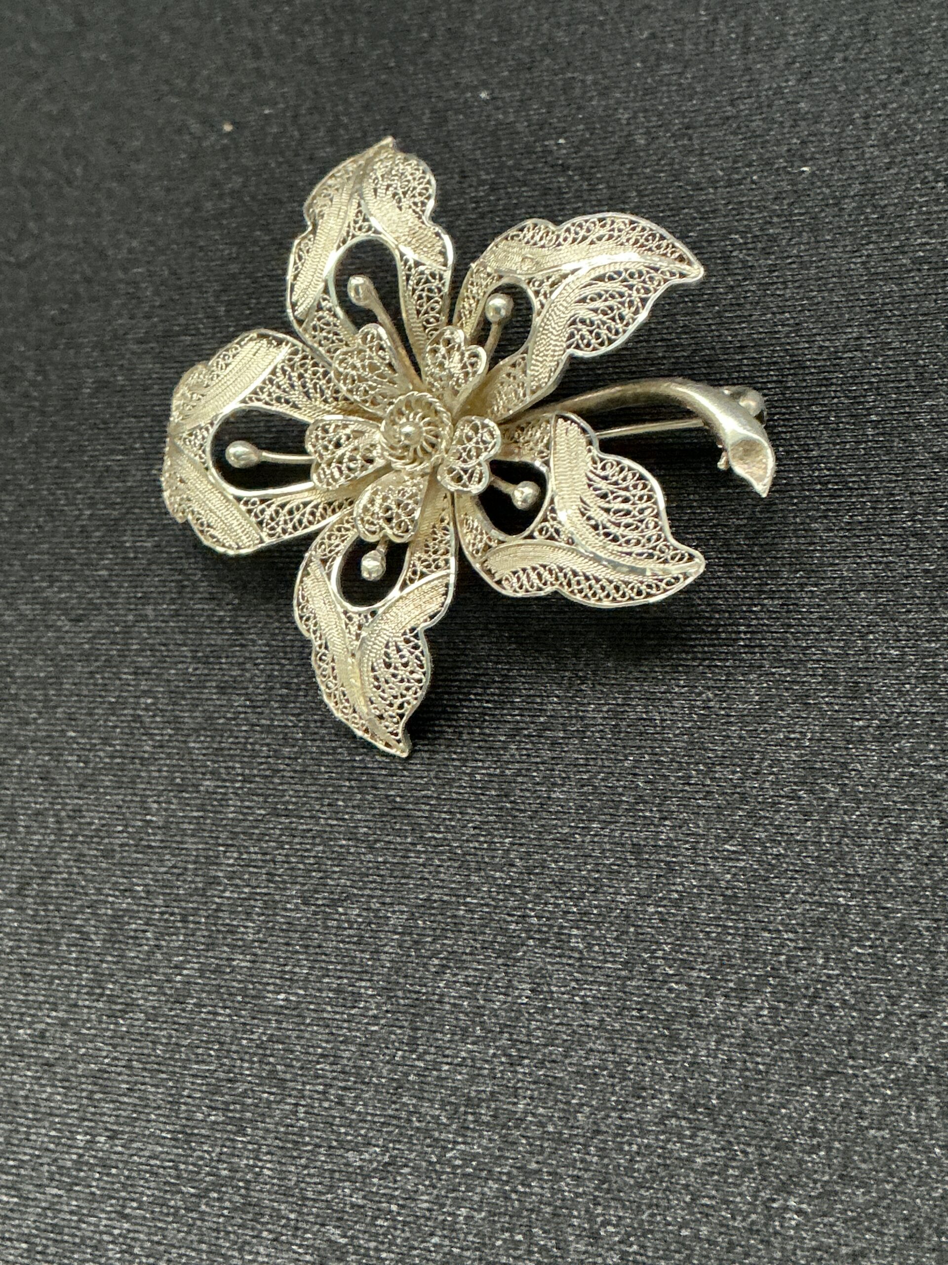 Title Vintage Filigree Flower Brooch Silver Tone Floral Pin - Image 5